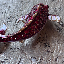 Ladda bild till bildvisaren Brosch Red Fish