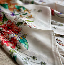Ladda bild till bildvisaren Floral Bouquet White - Sidensjal, 110x110cm