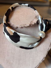 Ladda bild till bildvisaren Pearl Scarf - Leo Beige