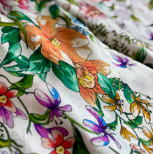Ladda bild till bildvisaren Floral Bouquet White - Sidensjal, 110x110cm