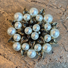 Ladda bild till bildvisaren Brosch White Pearls