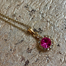 Ladda bild till bildvisaren Vintage Necklace Fuchsia (No. 502)