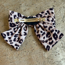 Ladda bild till bildvisaren Hårspänne Rosette Leopard Beige