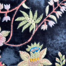 Ladda bild till bildvisaren Cushion Embroidery MME Bovary Opera 30x30cm