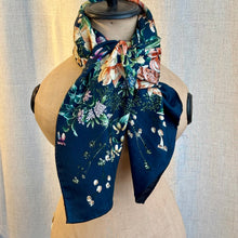 Ladda bild till bildvisaren Floral Bouquet Midnight Blue - Ull- och sidensjal, 110x110cm