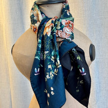 Ladda bild till bildvisaren Floral Bouquet Midnight Blue - Ull- och sidensjal, 110x110cm