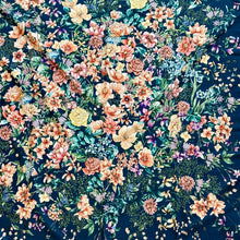 Ladda bild till bildvisaren Floral Bouquet Midnight Blue - Ull- och sidensjal, 110x110cm