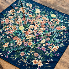 Ladda bild till bildvisaren Floral Bouquet Midnight Blue - Ull- och sidensjal, 110x110cm