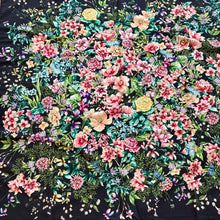 Ladda bild till bildvisaren Floral Bouquet Midnight Blue - Ull- och sidensjal, 110x110cm