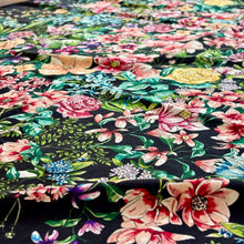 Ladda bild till bildvisaren Floral Bouquet Midnight Blue - Ull- och sidensjal, 110x110cm