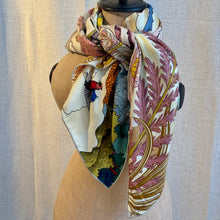 Ladda bild till bildvisaren Enchanted Horse Beige - Ull- och sidensjal, 140x140cm