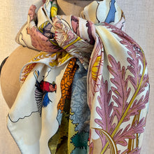 Ladda bild till bildvisaren Enchanted Horse Beige - Ull- och sidensjal, 140x140cm