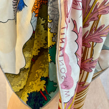 Ladda bild till bildvisaren Enchanted Horse Beige - Ull- och sidensjal, 140x140cm
