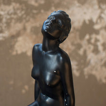 Ladda bild till bildvisaren Vintage Lady Figurine