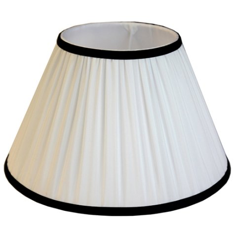 Lampskärm i plisserat vitt tyg med svart kantband