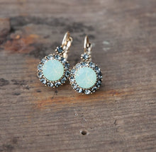 Ladda bild till bildvisaren Vintage Earring Milky Light Green/Blue